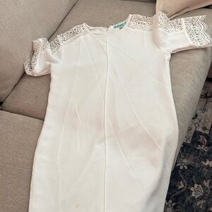 Karlie White Lace-Shoulder Shift Top